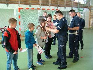 policjanci wręczają medale