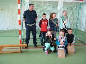 policjant i zwycięska drużyna