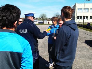 policjant sprawdza stan trzeźwości uczestników konkurencji